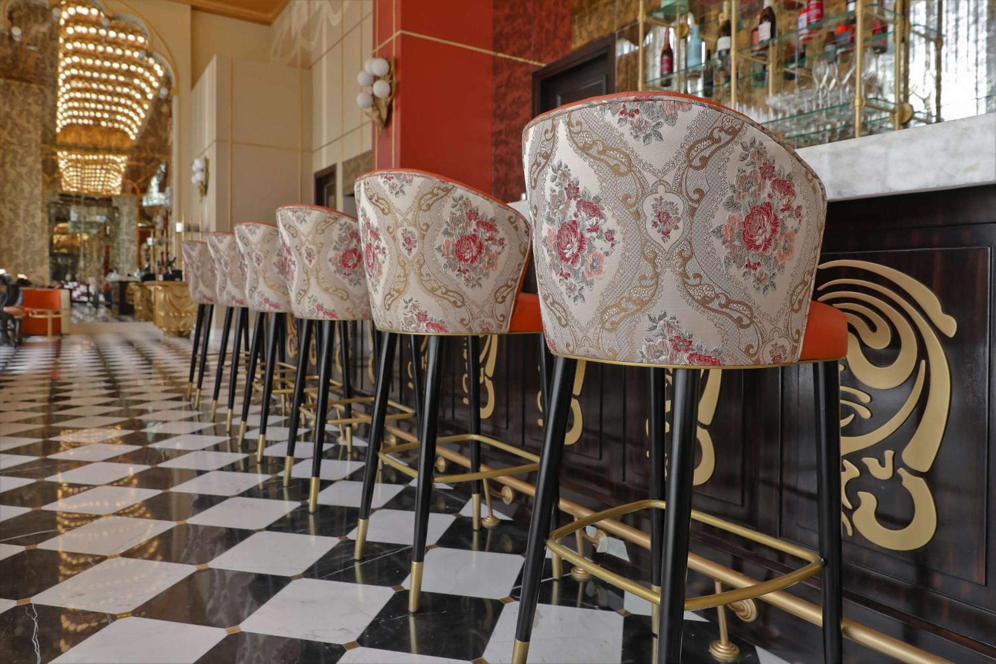 Mansard Riyadh, A Radisson Collection Hotel Exteriör bild Bar stools