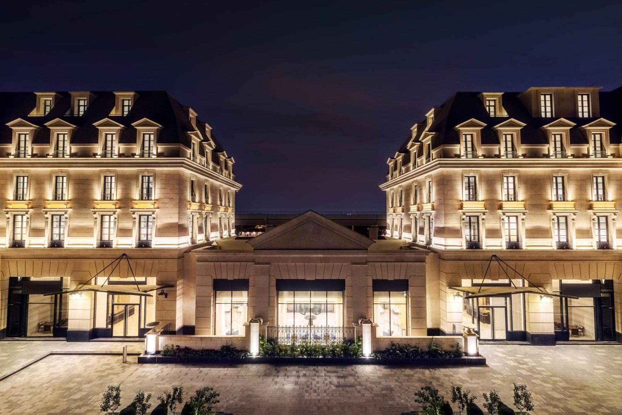 Mansard Riyadh, A Radisson Collection Hotel Exteriör bild The hotel at night